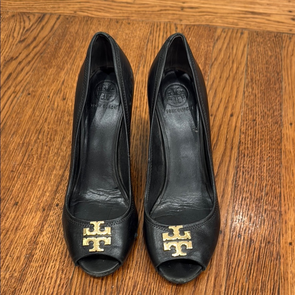 -
Tory Burch Black Leather Gold Logo Wedge Peep Toe Heels Size 7
